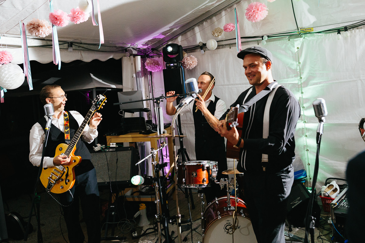 Rockabilly-Band bei einer Hochzeit im Brückenhaus am Schaalsee