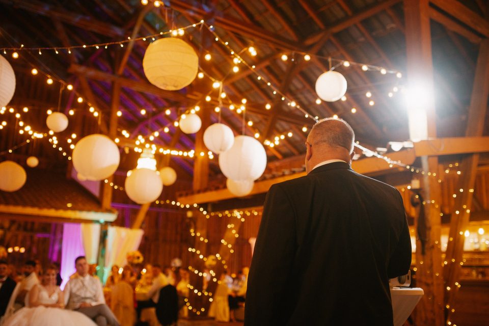 Wunderschön mit Lampignons und Lichterketten geschmückte Scheune bei einer Hochzeit auf Gut Altona